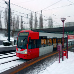 Die direkt an die Brücke angrenzende Kölner Stadtbahnlinie 12